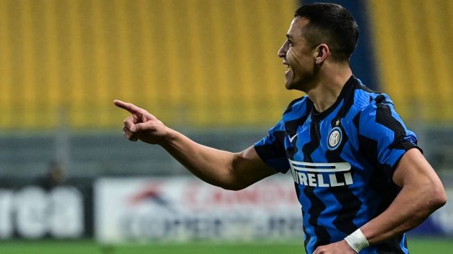 Penyerang Inter Milan, Alexis Sanchez merayakan golnya ke gawang Parma pada laga Liga Italia 2020/2021 di Stadio Ennio Tardini, Jumat (5/3/2021). [MIGUEL MEDINA / AFP]