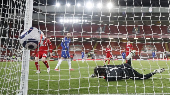 Gelandang Chelsea Mason Mount mencetak gol pembuka selama pertandingan sepak bola Liga Premier Inggris antara Liverpool melawan Chelsea di Anfield, Liverpool, Inggris, Jumat (5/3/2021) dini hari WIB.  PHIL NOBLE / POOL / AFP