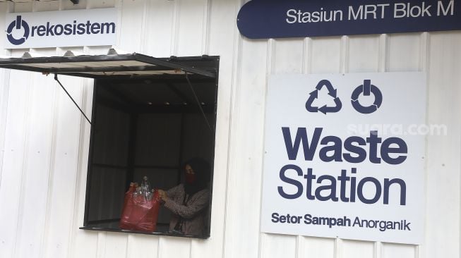 Petugas menerima sampah anorganik yang disetorkan warga di drop point rekosistem yang berada di Stasiun MRT Blok M, Jakarta, Jumat (5/3/2021). [Suara.com/Angga Budhiyanto]