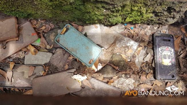 Penemuan casing ponsel di Jalan Balonggede Kota Bandung yang diduga dibuang oleh geng copet Alun-alun Bandung. [Ayobandung]