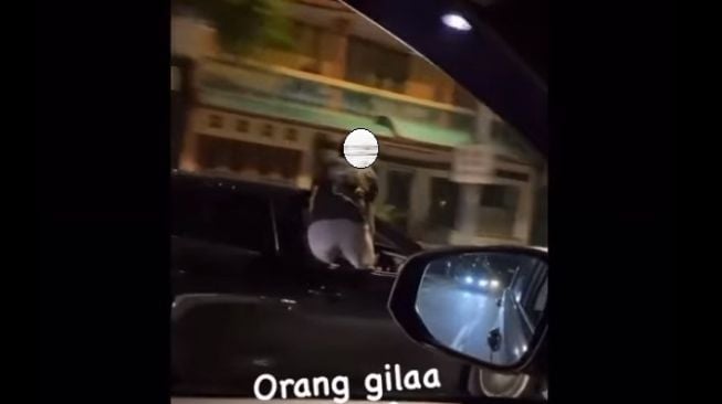 Atraksi ekstrem seorang pria saat mengendarai mobil mewah (Facebook)