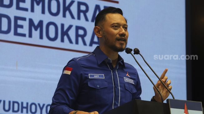 Ketua Umum Partai Demokrat Agus Harimurti Yudhoyono alias AHY menyampaikan keterangan kepada wartawan terkait Kongres Luar Biasa (KLB) Partai Demokrat yang dinilai ilegal di Jakarta, Jumat (5/3/2021). [Suara.com/Angga Budhiyanto]