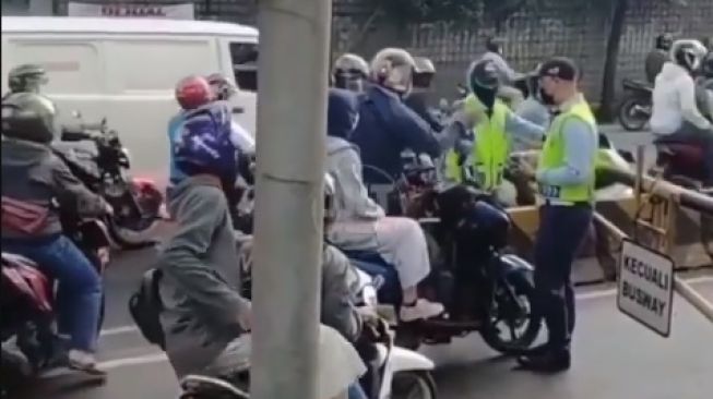 Pemotor Dorong Petugas Ngotot Masuk Jalur Busway, Ini Kata TransJakarta