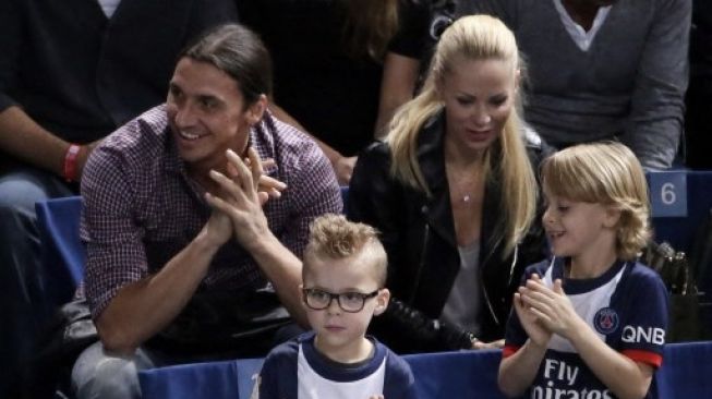 Potret Zlatan Ibrahimovic bersama kekasihnya, Helena Seger dan kedua putranya. (KENZO TRIBOUILLARD / AFP)