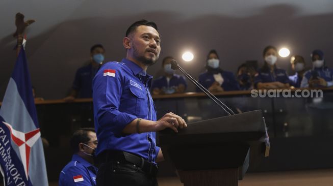 Ketua Umum Partai Demokrat Agus Harimurti Yudhoyono alias AHY menyampaikan keterangan kepada wartawan terkait Kongres Luar Biasa (KLB) Partai Demokrat yang dinilai ilegal di Jakarta, Jumat (5/3/2021). [Suara.com/Angga Budhiyanto]