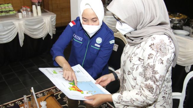 Kepala Badan Meteorologi, Klimatologi, dan Geofisika Indonesia Dwikorita Karnawati (kiri) memaparkan hasil modeling kegempaan di Pendopo, Banyuwangi, Jawa Timur, Kamis (4/3/2021). ANTARA FOTO/Budi Candra Setya
