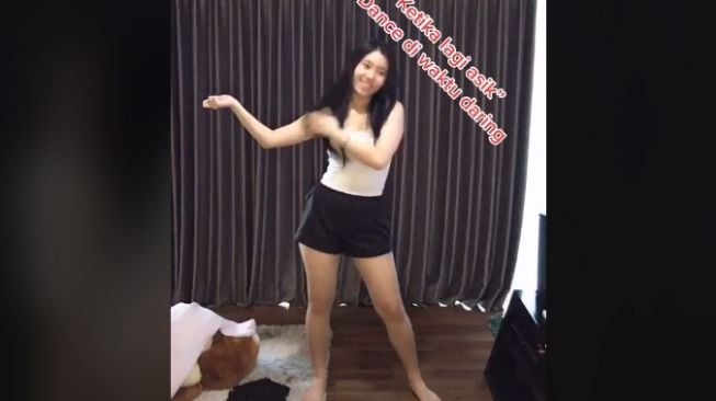 Aksi siswi SMP takut ketahuan saat main Tiktok (tiktok.com/@graciave)