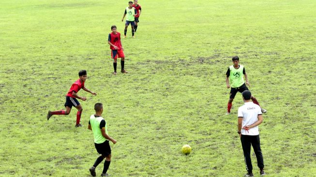 Peserta seleksi Timnas U-16 berlatih di Stadion Diponegoro, Banyuwangi, Jawa Timur, Jumat (5/3/2021). ANTARA FOTO/Budi Candra Setya