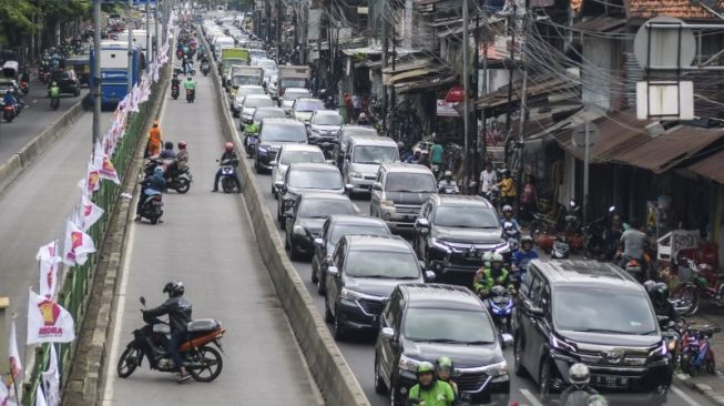 Sejumlah pengendara motor putar arah keluar dari jalur busway untuk menghindari razia polisi di Jalan Sultang Agung, Manggarai, Jakarta Selatan, Kamis (6/2/2020). [ANTARA]