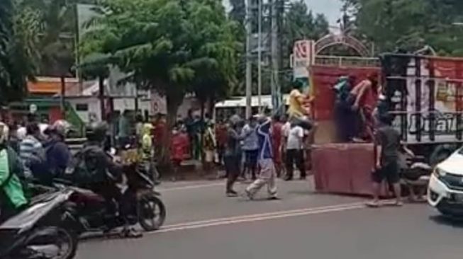 Lagi, Puluhan Warga di Probolinggo Jemput Paksa Jenazah Covid-19