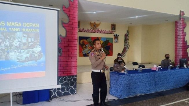 Secara Virtual, Kasat Lantas Polres Ciko Sosialisasikan PLL ke Siswa SMAN 7