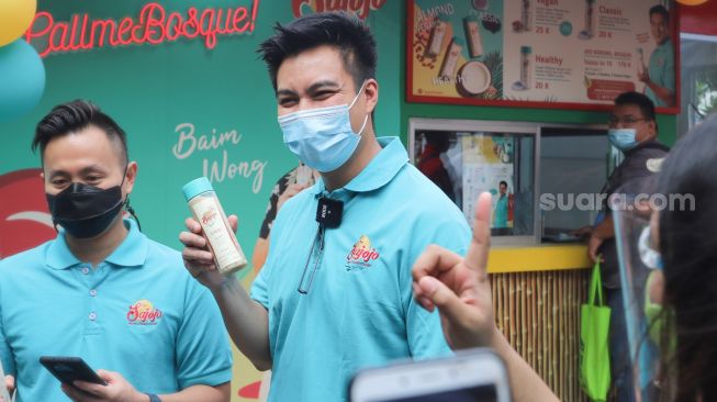 Aktor Baim Wong saat ditemui di Kawasan Bangka, Jakarta Selatan, Sabtu (6/3/2021). [Suara.com/Alfian Winanto]