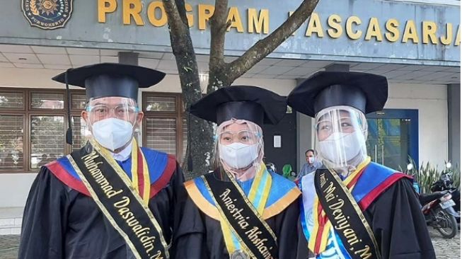 Wow! Satu Keluarga Wisuda Bersama di UMP Banyumas