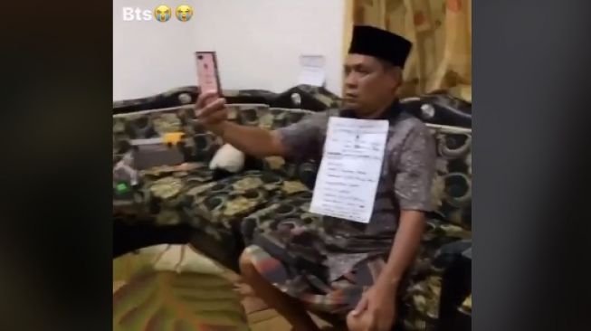 Aksi Ibu Guru mengajar secara daring dengan bantuan suami (tiktok.com/@yayangjulitaaa)