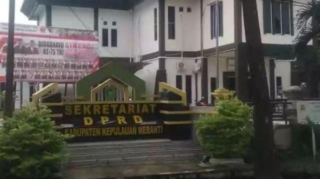 Waspada! Gedung DPRD Meranti Miring, Mau Ambruk