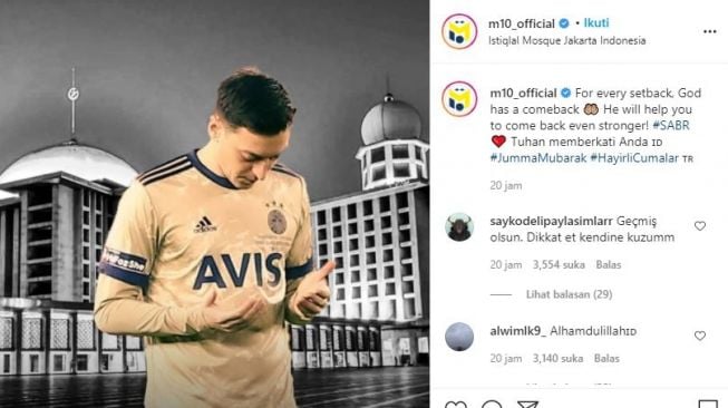 Ozil pajang foto Masjid Istiqlal saat doa minta sembuh dari cedera. (Instagram/m10_official)