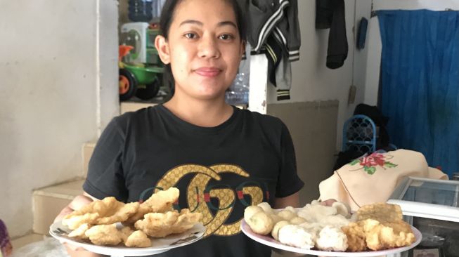 Pedagang pempek di Palembang [Fitria/suara.com]