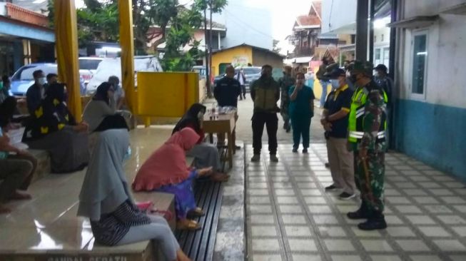 Sempat Menolak, Warga Sariwangi Akhirnya Mau Dievakuasi ke Hotel Cherrish