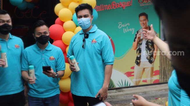 Aktor Baim Wong saat ditemui di Kawasan Bangka, Jakarta Selatan, Sabtu (6/3/2021). [Suara.com/Alfian Winanto]