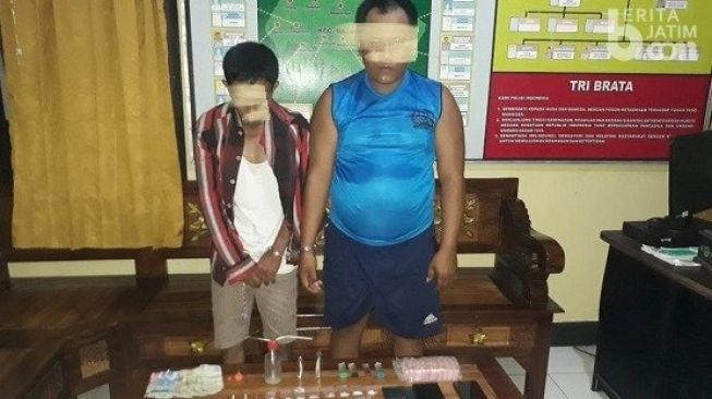 Asyik Hisap Sabu, Dua Sekawan Pengedar Narkoba Dibekuk Polisi