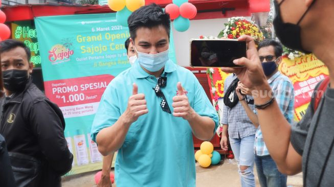 Aktor Baim Wong saat ditemui awak media di Kawasan Bangka, Jakarta Selatan, Sabtu (6/3/2021). [Suara.com/Alfian Winanto]