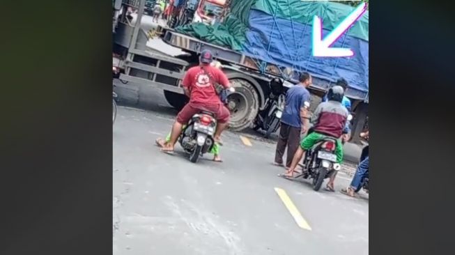 Pemotor nekat terobos kolong truk trailer (tiktok)