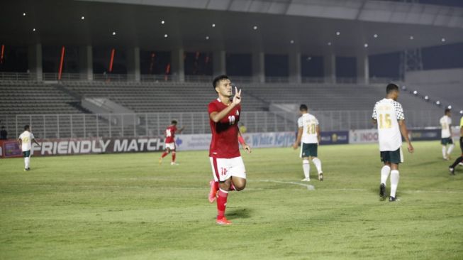 Selebrasi penyerang Timnas Indonesia U-23, Muhammad Rafli usai membobol gawang Tira Persikabo dalam laga uji coba di Stadion Madya, Jakarta (dok. PSSI Pers).