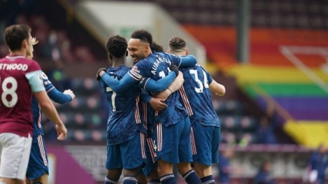 Pemain Arsenal Pierre Emerick-Aubamenyang rayakan gol ke gawang Burnley dalam pertandingan Liga Premier Inggris di Turf Moor, Sabtu (6/3/2021). [AFP]