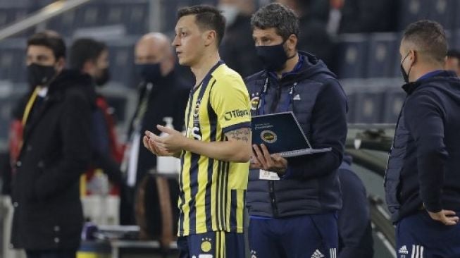 Mesut Ozil saat tampil bersama Fenerbahce. (KENAN ASYALI / POOL / AFP)