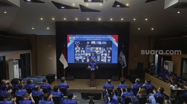 Ketua Umum Partai Demokrat Agus Harimurti Yudhoyono (AHY) membuka rapat pimpinan (Rapim) Dewan Pimpinan Pusat Partai Demokrat di kantor DPP Demokrat, Jakarta, Minggu (7/3/2021). [Suara.com/Angga Budhiyanto]