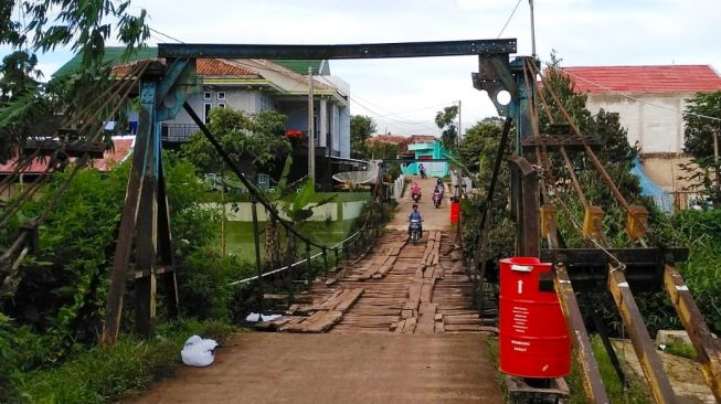 Jembatan Gantung Buatan Belanda Ini Berusia 100 Tahun, Berani Lewat?