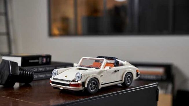 Lego Porsche 911 Targa dengan atap convertible yang bisa dibuka-tutup, dalam skala 1:18 yang dipasarkan [Lego Group via ANTARA].