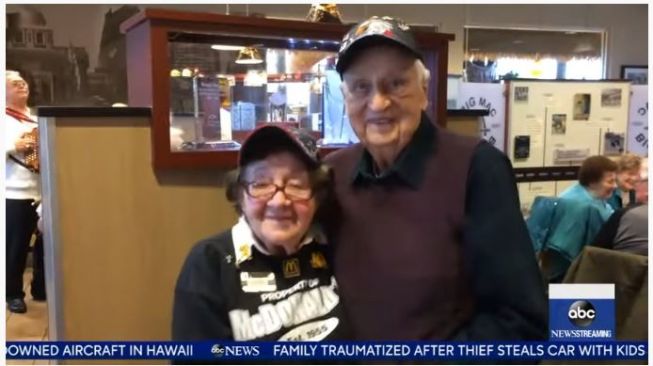 Ruth Shuster, pegawai McDonald's yang rayakan ultah ke-100. (Youtube/Good Morning America)