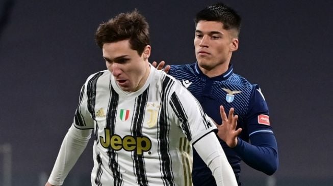 Winger Juventus, Federico Chiesa (kiri) tampil pada laga Liga Italia 2020/2021 kontra Lazio di Juventus Stadium, Turin, Minggu (7/3/2021). [MIGUEL MEDINA / AFP]