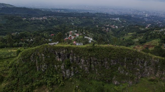 Foto udara Gunung Batu yang merupakan bagian dari Sesar Lembang di Pasirwangi, Lembang, Kabupaten Bandung Barat, Jawa Barat, Minggu (7/3/2021). [ANTARA FOTO/Raisan Al Farisi]