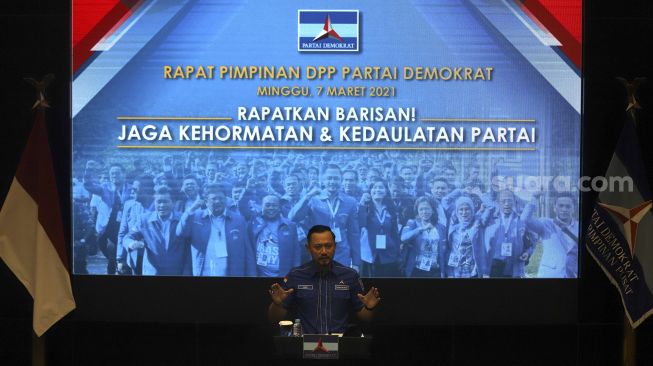 Ketua Umum Partai Demokrat Agus Harimurti Yudhoyono (AHY) membuka rapat pimpinan (Rapim) Dewan Pimpinan Pusat Partai Demokrat di kantor DPP Demokrat, Jakarta, Minggu (7/3/2021). [Suara.com/Angga Budhiyanto]