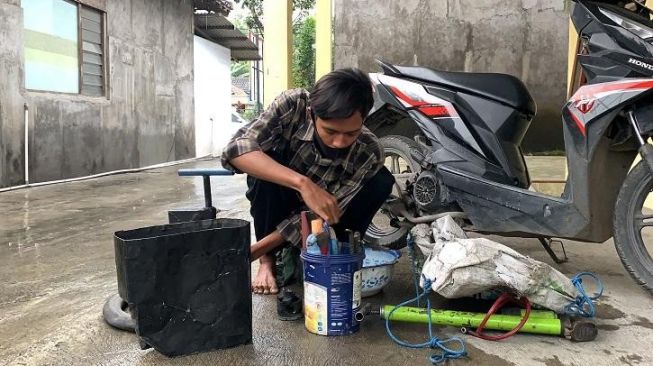 Usaha Tambal Ban Tarif Seikhlasnya, Pelajar Ini Sampai Bongkar Celengan