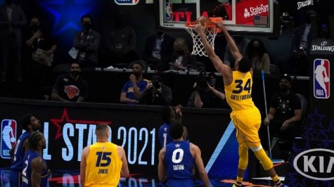 Giannis Antetokounmpo dari Team LeBron James melakukan dunks saat NBA All-Star Game di State Farm Arena, Atlanta, Georgia . TIMOTHY A. CLARY / AFP