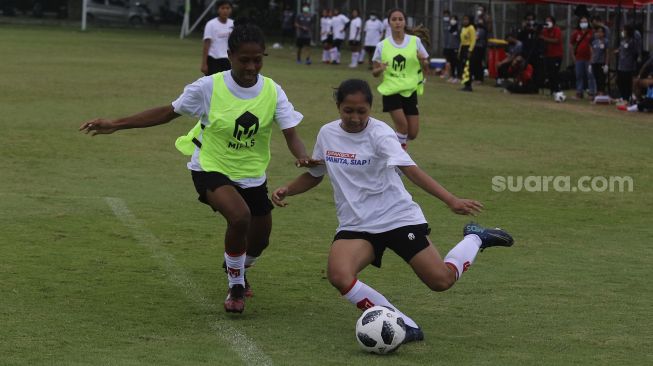 Sejumlah pemain Timnas sepakbola putri mengikuti pemusatan latihan di Lapangan D, Komplek Gelora Bung Karno, Jakarta, Senin (8/3/2021). [Suara.com/Angga Budhiyanto]