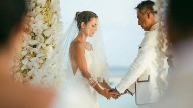 Pernikahan Julie Estelle dan David Tjiptobiantoro di Maladewa. [Instagram]