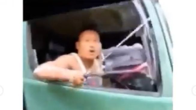 Viral Sopir Truk Acungkan Parang di Jalan Ngaku Emosi, Kicep Diinterogasi