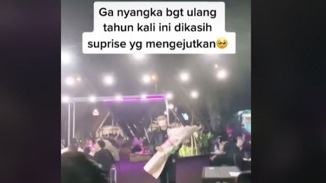 Awalnya Bercanda, Viral Wanita Ini Dapat Kejutan Dilamar saat Ulang Tahun