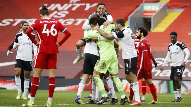 Para pemain Fulham merayakan kemenangan di lapangan setelah pertandingan sepak bola Liga Inggris antara Liverpool melawan Fulham di Anfield, Liverpool, Inggris, Minggu (7/3/2021) malam WIB.  PHIL NOBLE / POOL / AFP