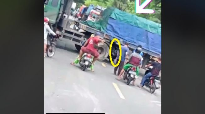 Viral Pemotor Terobos Kolong Truk Trailer, Bikin Deg-degan Lihatnya