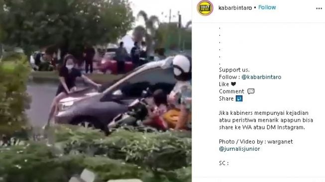 Cewek duduk di kap mobil bikin heboh jalanan. (Instagram/@jurnalisjunior)