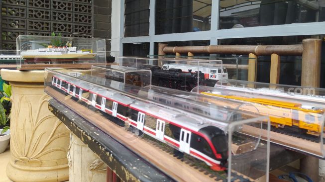 Miniatur kereta api karya Edi Mardijanto, eks karyawan PT DI Bandung. Hasil karya Edi kini telah merambah pasar Asia, Eropa dan Amerika. [Suara.com/Ferrye Bangkit Rizki]