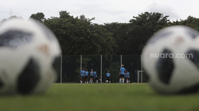 Sejumlah pemain Timnas sepakbola putri mengikuti pemusatan latihan di Lapangan D, Komplek Gelora Bung Karno, Jakarta, Senin (8/3/2021). [Suara.com/Angga Budhiyanto]