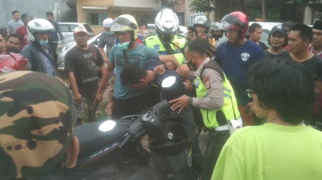 Diadang Polisi, Begal Mobil Tabrak Water Barrier Polantas di Bandar Lampung