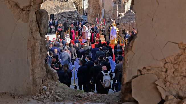 
Paus Fransiskus berdoa di reruntuhan gereja yang dirusak atau dihancurkan oleh ekstremis ISIS, Minggu (7/3/2021). Zaid AL-OBEIDI / AFP