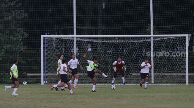 Sejumlah pemain Timnas sepakbola putri mengikuti pemusatan latihan di Lapangan D, Komplek Gelora Bung Karno, Jakarta, Senin (8/3/2021). [Suara.com/Angga Budhiyanto]